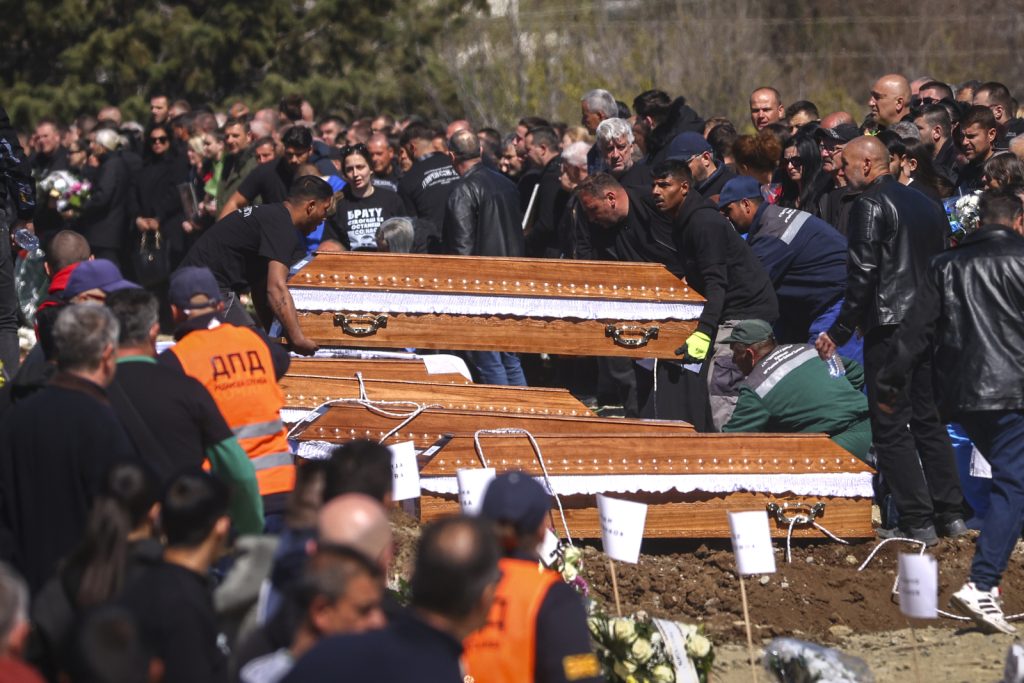 Βόρεια Μακεδονία: Ατέλειωτο μοιρολόι στην κηδεία των θυμάτων από τη φωτιά – Θυμός, οργή και ένα «γιατί»