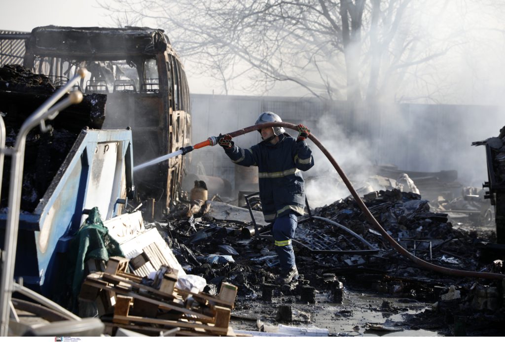 Υπό έλεγχο η φωτιά σε υπαίθριο χώρο στον Ταύρο