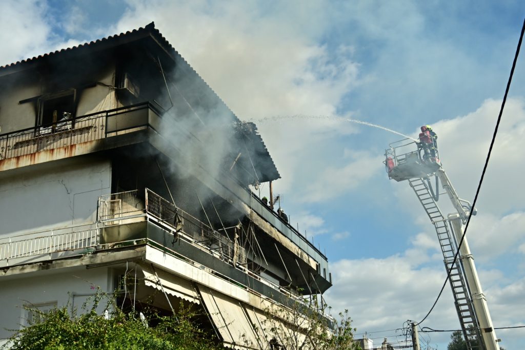 Υπό έλεγχο η πυρκαγιά σε κατοικία στο Χαϊδάρι – Δύο άτομα στο νοσοκομείο