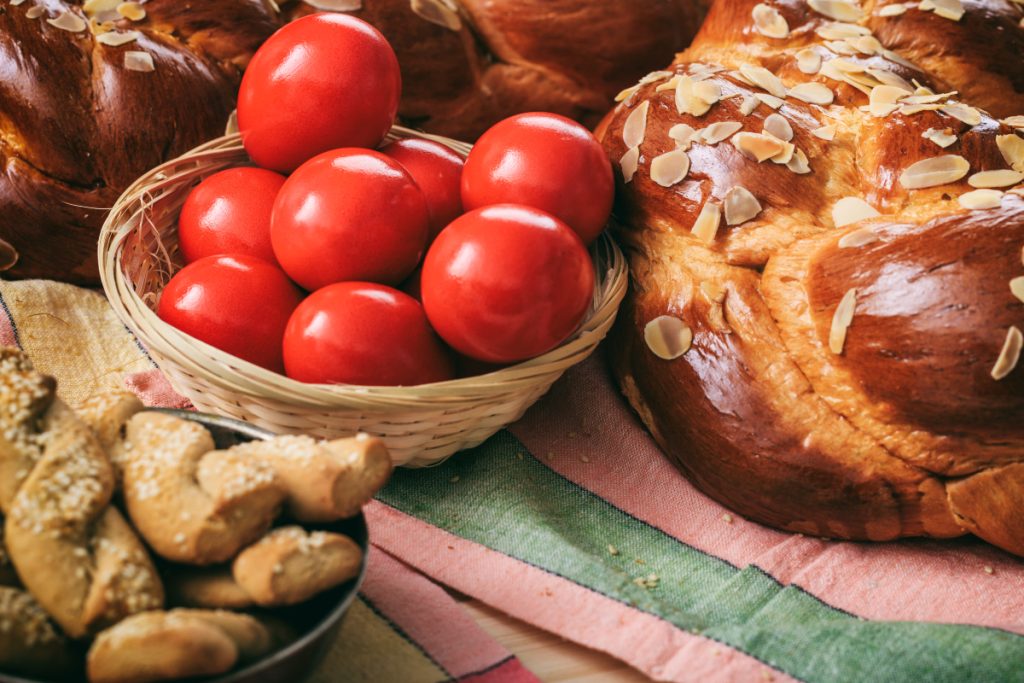 «Καλάθι του Πάσχα»: Πότε τίθεται σε ισχύ – Τι θα γίνει με το «Καλάθι του Νονού»