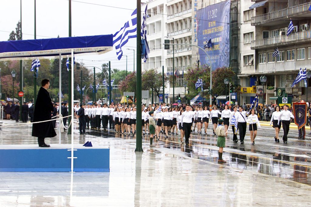 Καιρός 25ης Μαρτίου: Με αφρικανική σκόνη και βροχές θα γίνουν οι παρελάσεις