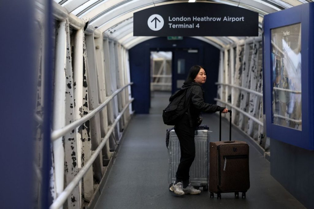 Heathrow: Επαναλειτουργεί σταδιακά το αεροδρόμιο