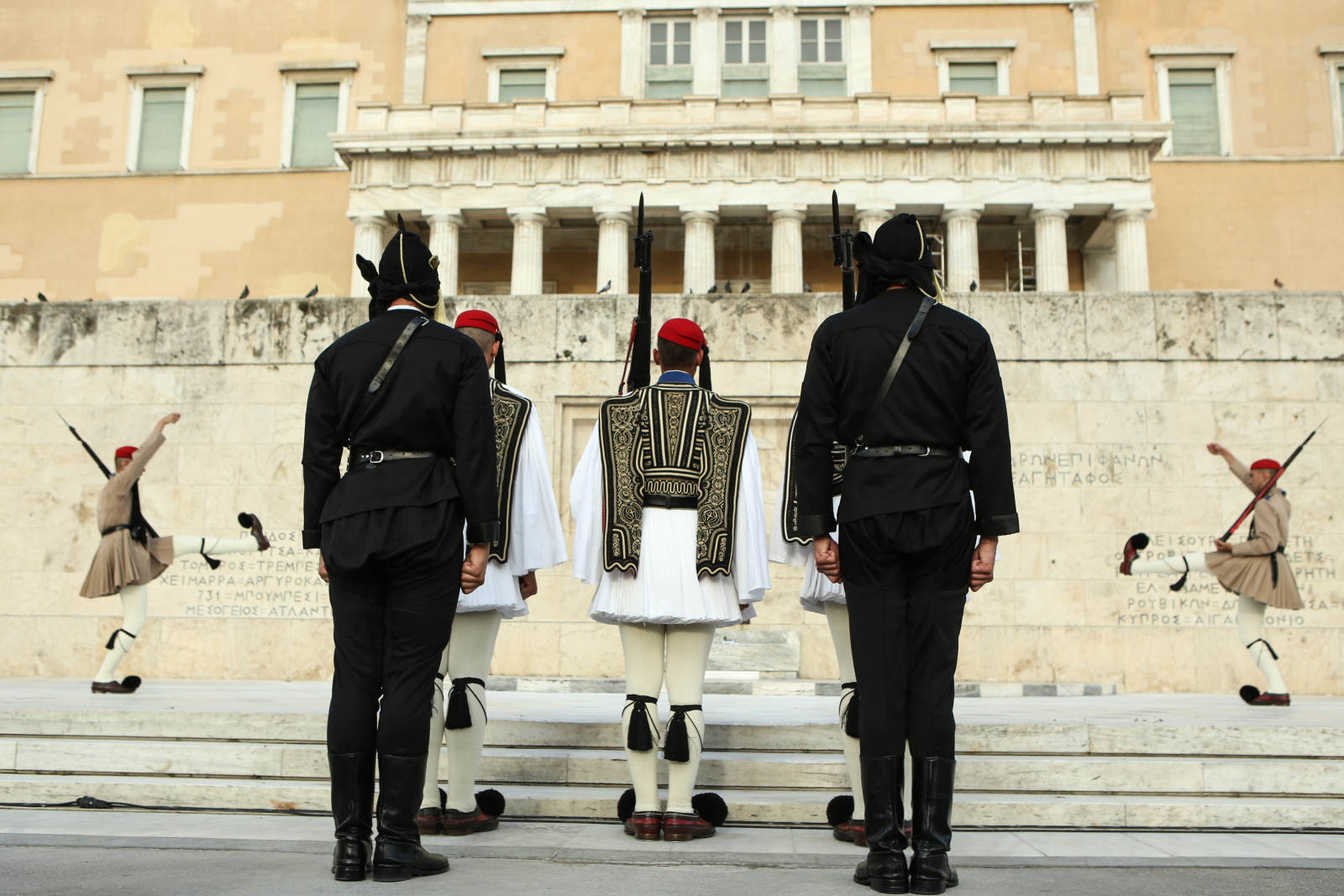 Αόρατες ρίζες, ζωντανές μνήμες