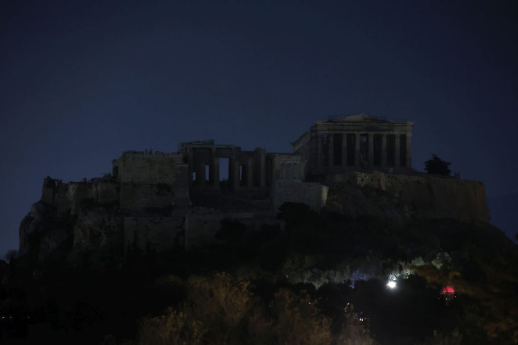 Ώρα της Γης: Στο σκοτάδι η Ακρόπολη και κτίρια στην Αθήνα (εικόνες)
