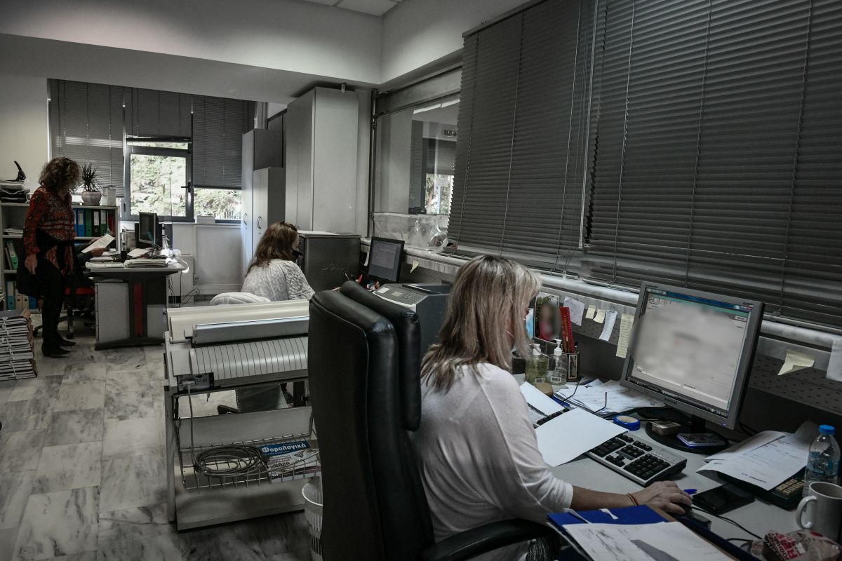Μισθοί: Μελέτη του ΚΕΠΕ για τους δημοσίους υπαλλήλους – Η διαφορά με τον ιδιωτικό τομέα Μισθοί: Μελέτη του ΚΕΠΕ για τους δημοσίους υπαλλήλους – Η διαφορά με τον ιδιωτικό τομέα