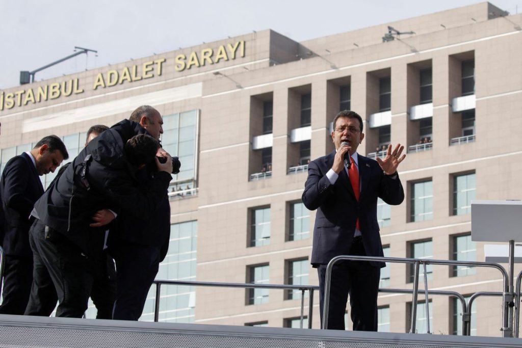 Εκρέμ Ιμάμογλου: Το πρώτο μήνυμα μετά την ανακοίνωση της προφυλάκισης