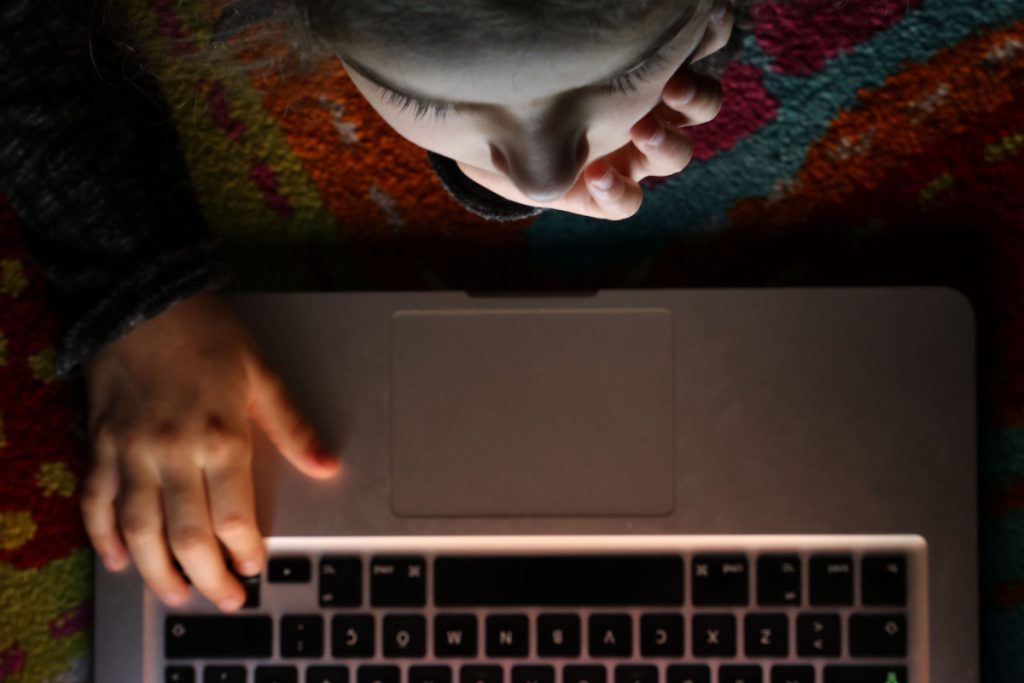 Ποιος μεγαλώνει τα παιδιά μας;