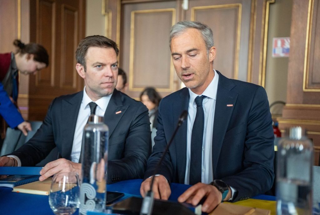 Στο Παρίσι ο Κασσελάκης – Μίλησε σε Σύνοδο που οργάνωσαν οι Ατάλ και Αγέρ