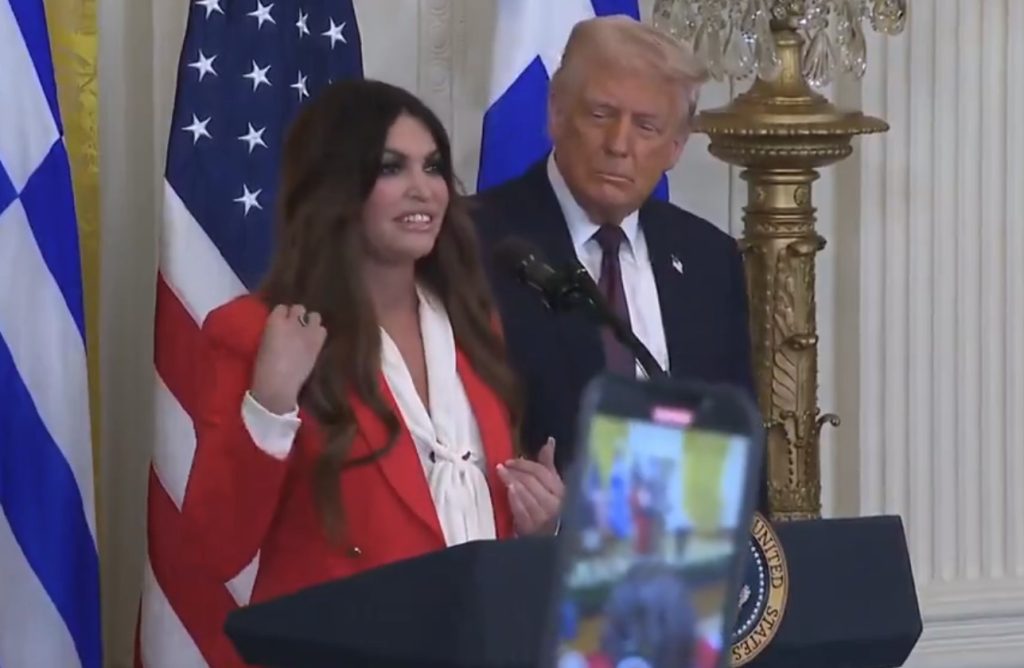 Κίμπερλι Γκιλφόιλ: Έκανε τον Σταυρό της για την 25η Μαρτίου