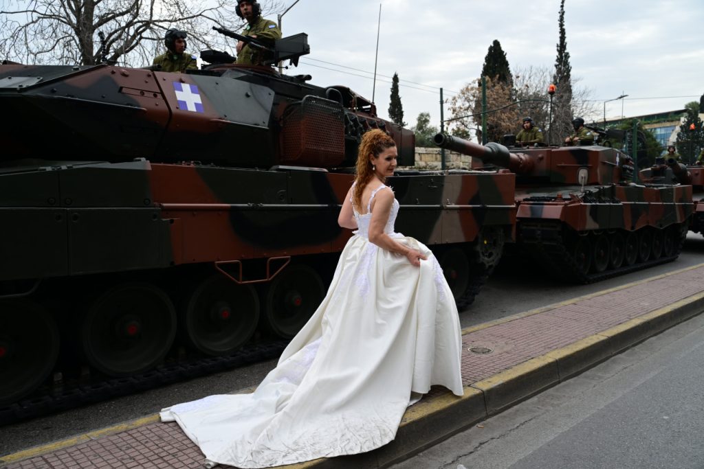 25η Μαρτίου: Νύφη παρέλασε μαζί με τα τάνκς στο Σύνταγμα