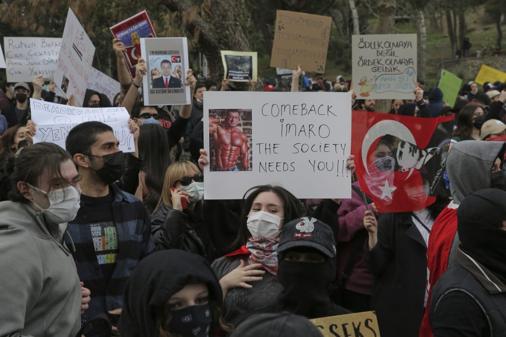 Αντιπρόεδρος CHP στο Βήμα: «Νέες προκριματικές με μοναδικό υποψήφιο τον Ιμάμογλου, σε περίπτωση πρόωρων εκλογών»