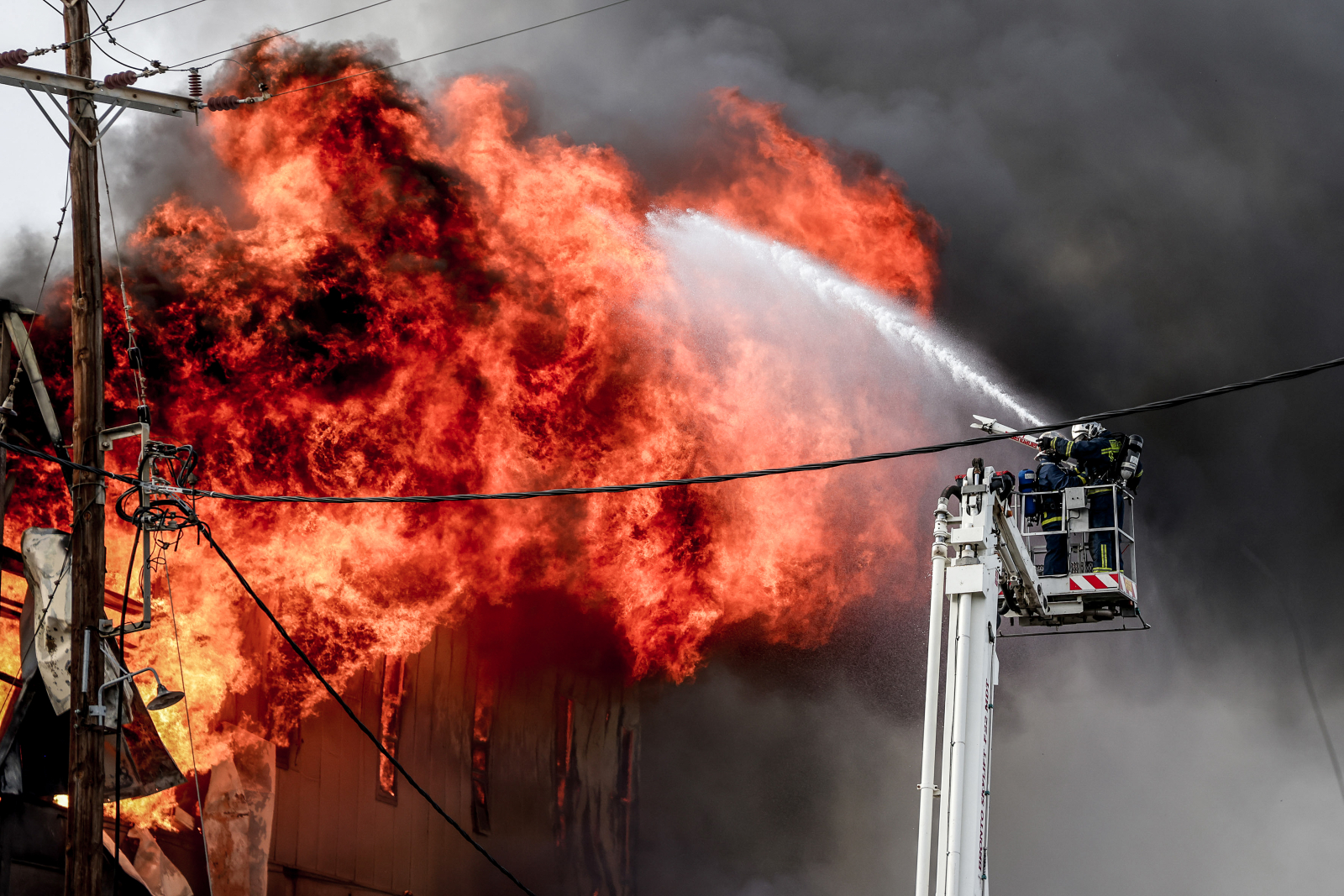 Φωτιά σε εργοστάσιο στην Αχαΐα βρίσκεται σε εξέλιξη – Ηχησε το 112