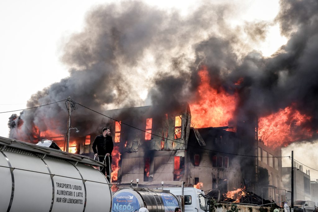 Παρανάλωμα εργοστάσιο ξυλείας στο Ηράκλειο – Μάχη για να σωθούν τα γύρω κτίρια