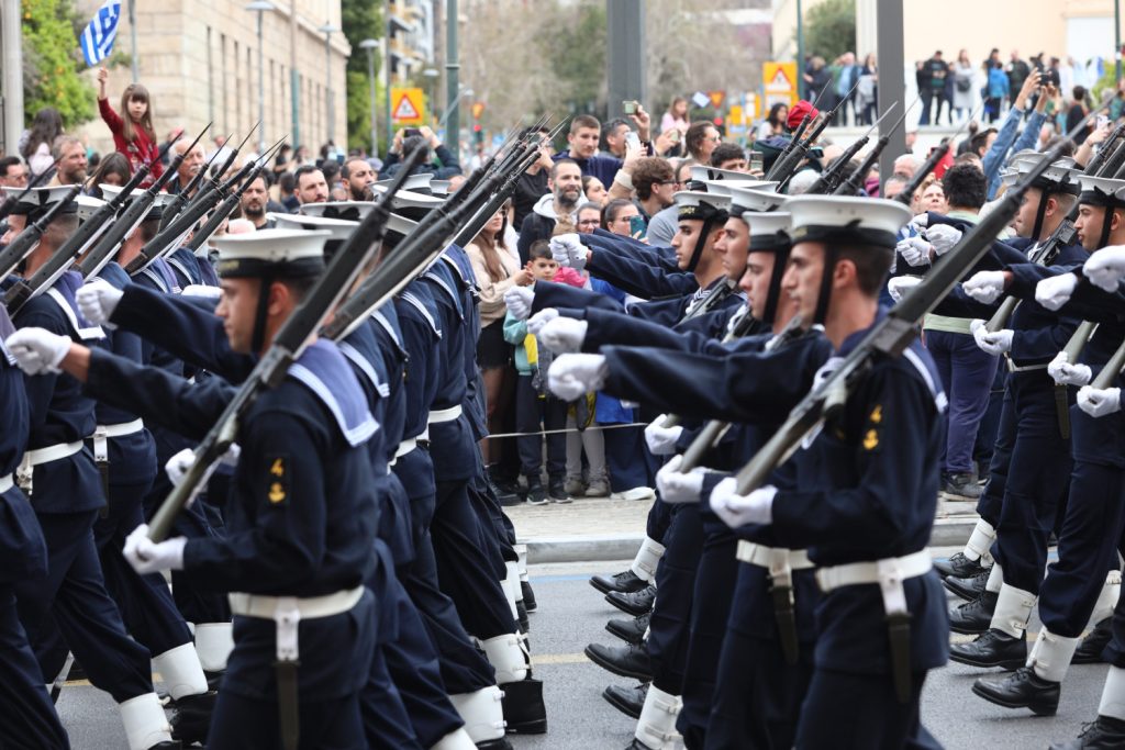 Με χουλιγκανικά συνθήματα παρέλασε το Πολεμικό Ναυτικό – Γκάφα και από την ΕΡΤ