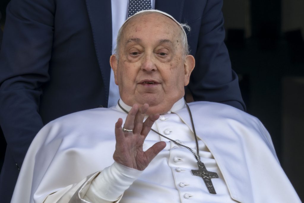 Αναβάλλεται η επίσκεψη του βασιλιά Καρόλου στον πάπα Φραγκίσκο