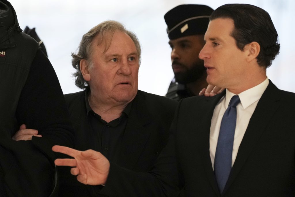 Δίκη Ντεπαρντιέ για σεξουαλικές επιθέσεις: Με τη Φανί Αρντάν στο πλάι του, αρνήθηκε τις κατηγορίες