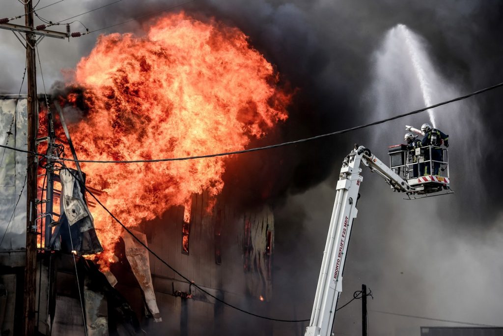 Ηράκλειο: Συνεχίζεται η επιχείρηση των πυροσβεστών στη βιομηχανία επεξεργασίας ξύλου