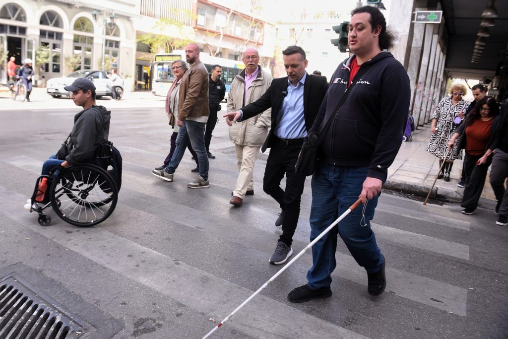 Δήμος Αθηναίων: «Περίπατος» προσβασιμότητας στο εμπορικό τρίγωνο