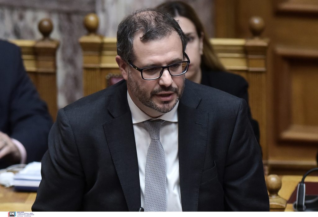 Η πρώτη εμφάνιση του Νίκου Τσάφου στη Βουλή και η κόντρα με την αντιπολίτευση