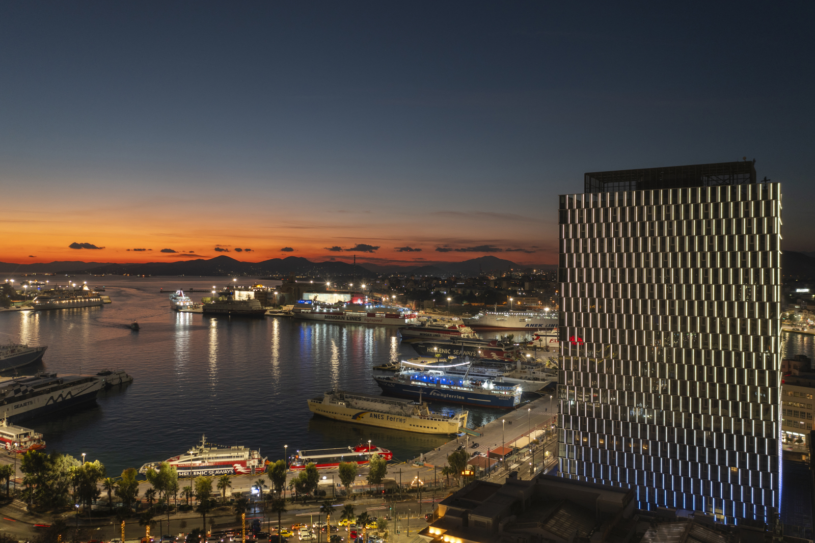 70 εμβληματικά κτήρια σε Αθήνα και Πειραιά αποκαλύπτουν την ιστορία τους
