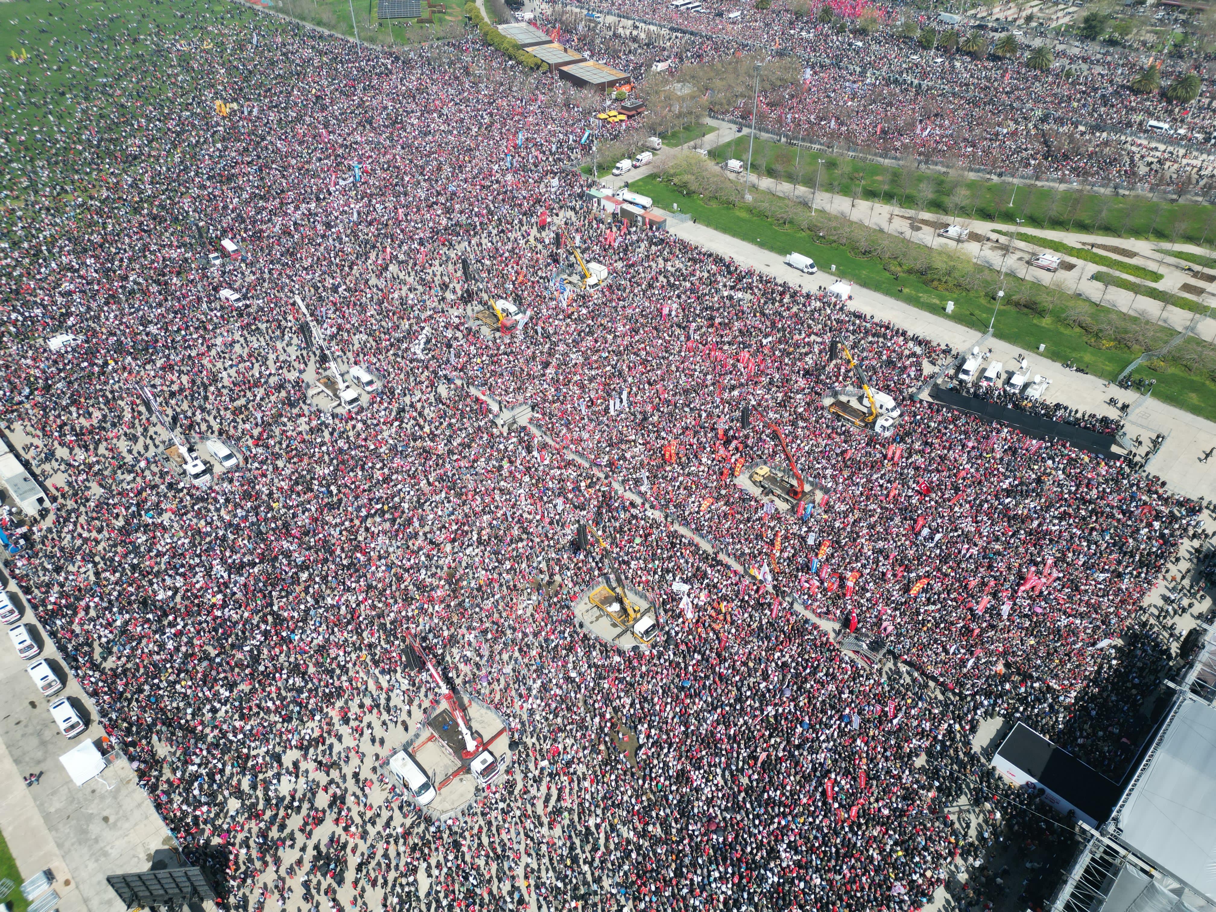 Τουρκία: Μαζική συγκέντρωση υπέρ του Ιμάμογλου – «Ηχηρό μήνυμα στην κυβέρνηση»