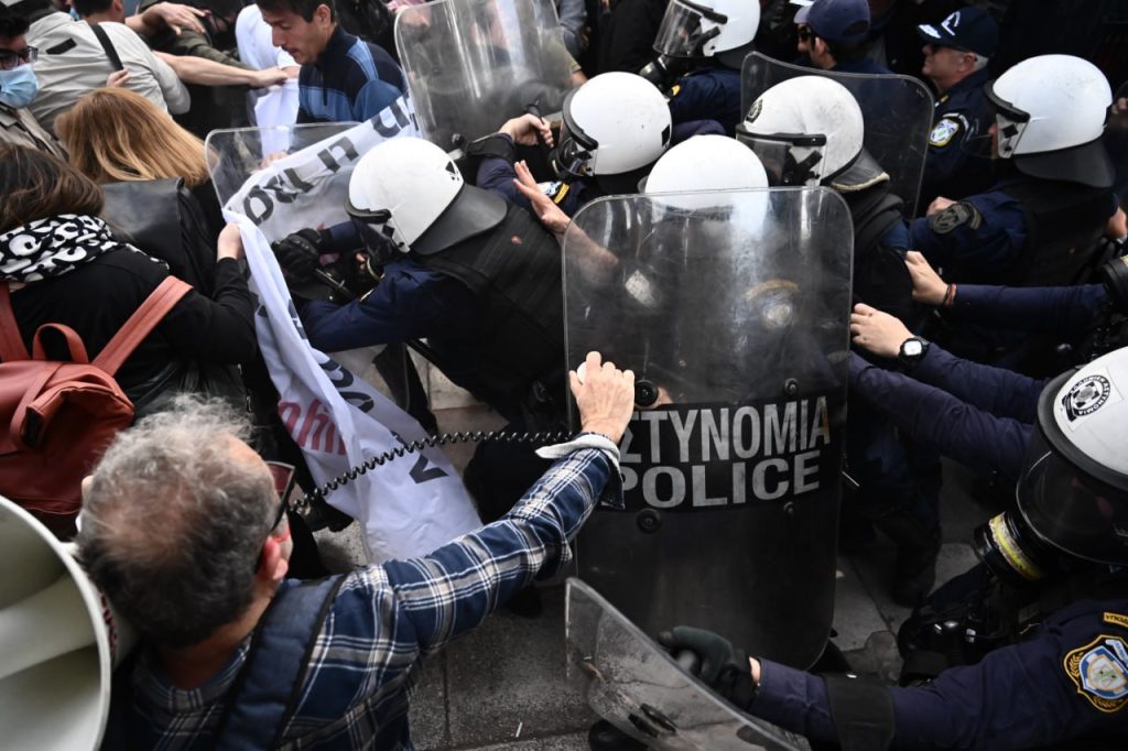 Πανεκπαιδευτικό συλλαλητήριο: Ένταση και χημικά στο κέντρο της Αθήνας