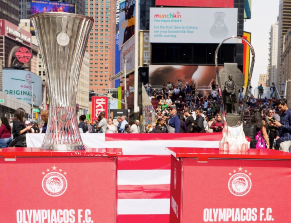 Ολυμπιακός: Στην Times Square τα τρόπαια του Conference και του Youth League [Βίντεο + Εικόνες]