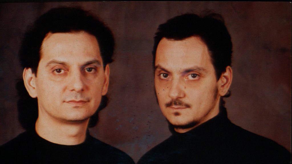 «Ζεστά Ποτά»: Ο δίσκος των αδελφών Κατσιμίχα που 40 χρόνια μετά δεν έχει ξεπεραστεί