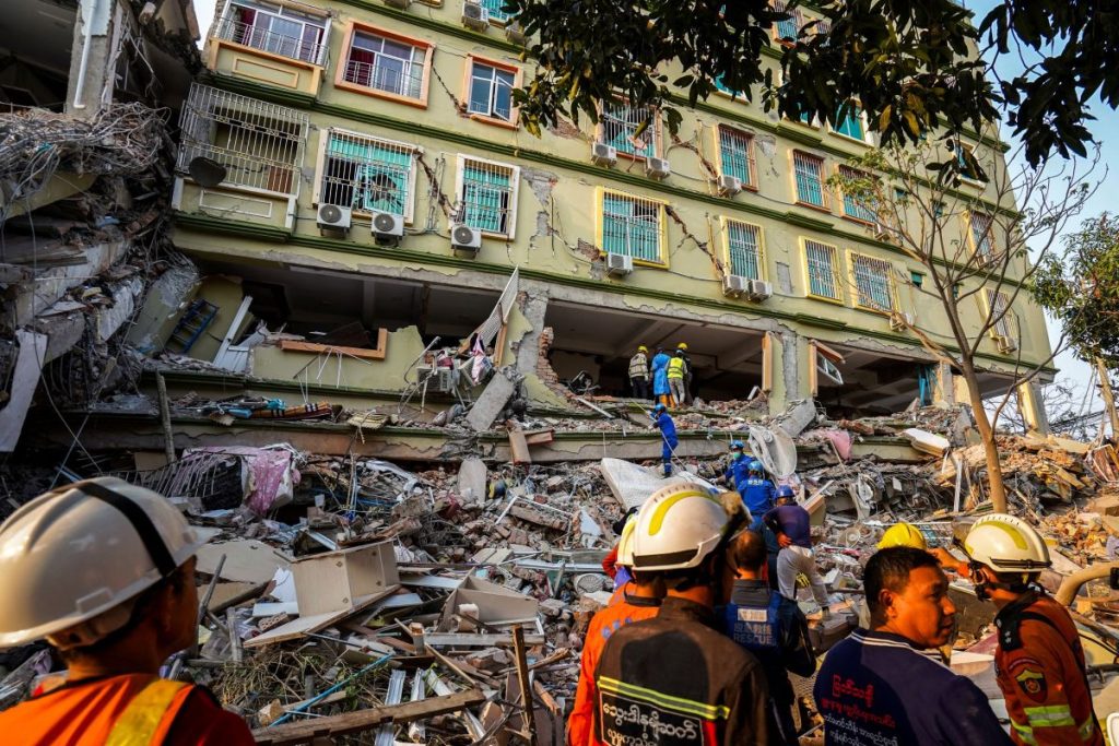 Μιανμάρ: Γυναίκα έζησε παγιδευμένη 60 ώρες στα ερείπια (βίντεο)