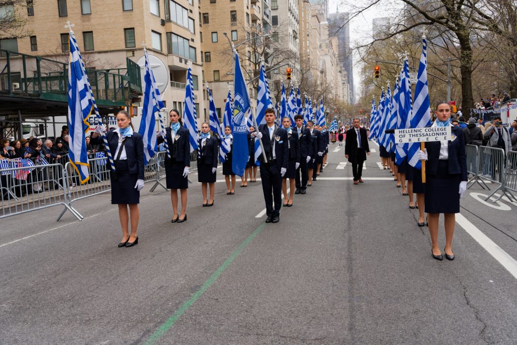Χιλιάδες κόσμου στην παρέλαση της 25ης Μαρτίου στην Νέα Υόρκη – Τελετάρχης ο Βαγγέλης Μαρινάκης
