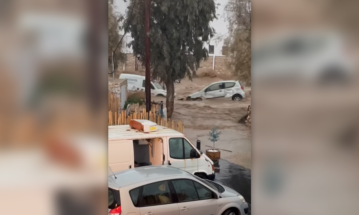 Πάρος: Χείμαρροι παρέσυραν αυτοκίνητα στη Νάουσα – Χαλάζι έριξε και στη Σύρο
