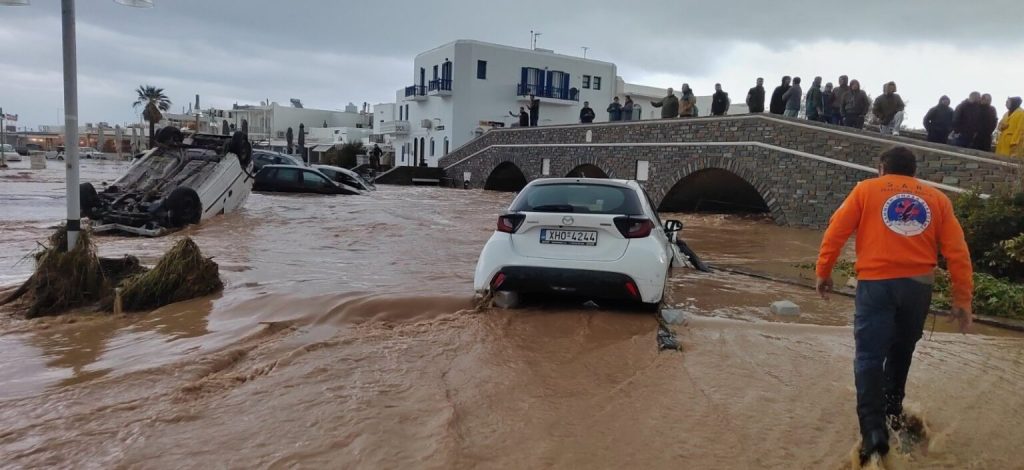 Κακοκαιρία: «Πνίγηκαν» Πάρος – Μύκονος – Κλειστά σχολεία σε 5 νησιά – Πού θα συνεχίσουν τα ισχυρά φαινόμενα