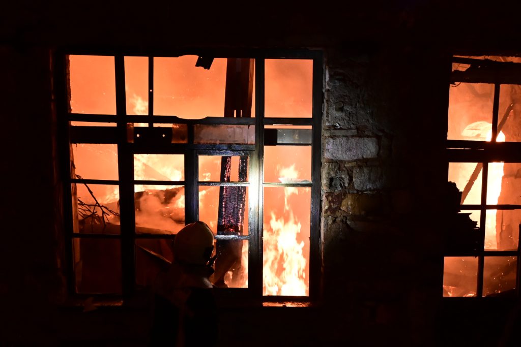 Σε ύφεση η φωτιά στα Άνω Πατήσια – Ολονύχτια μάχη με τις φλόγες