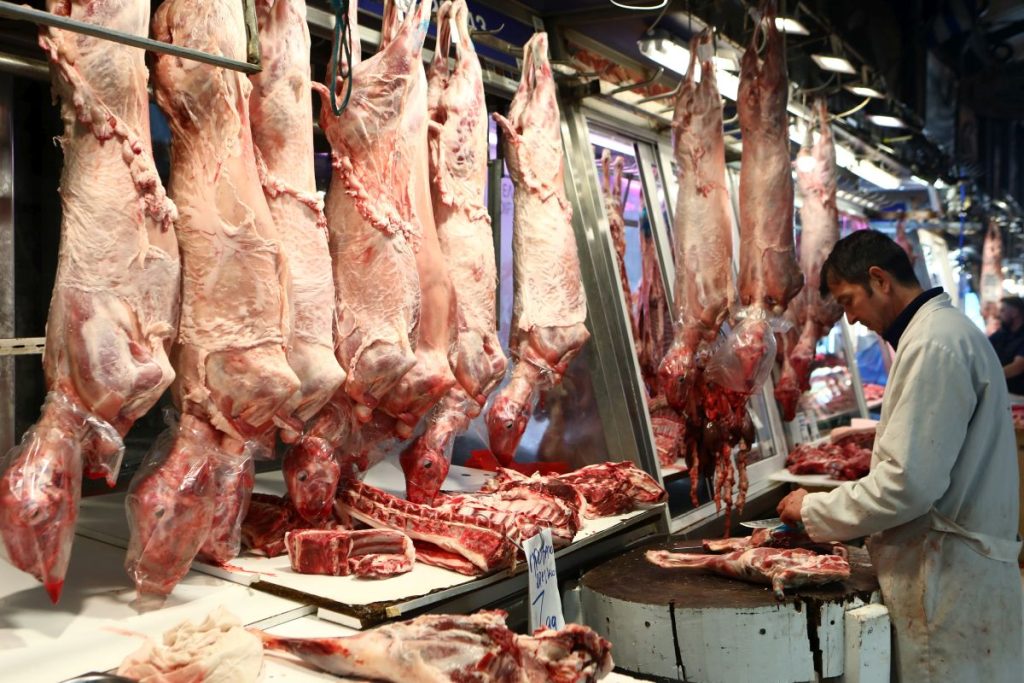 Πάσχα: Πόσο θα κοστίσει αρνί και κατσίκι – Γιατί προβληματίζονται οι κρεοπώλες