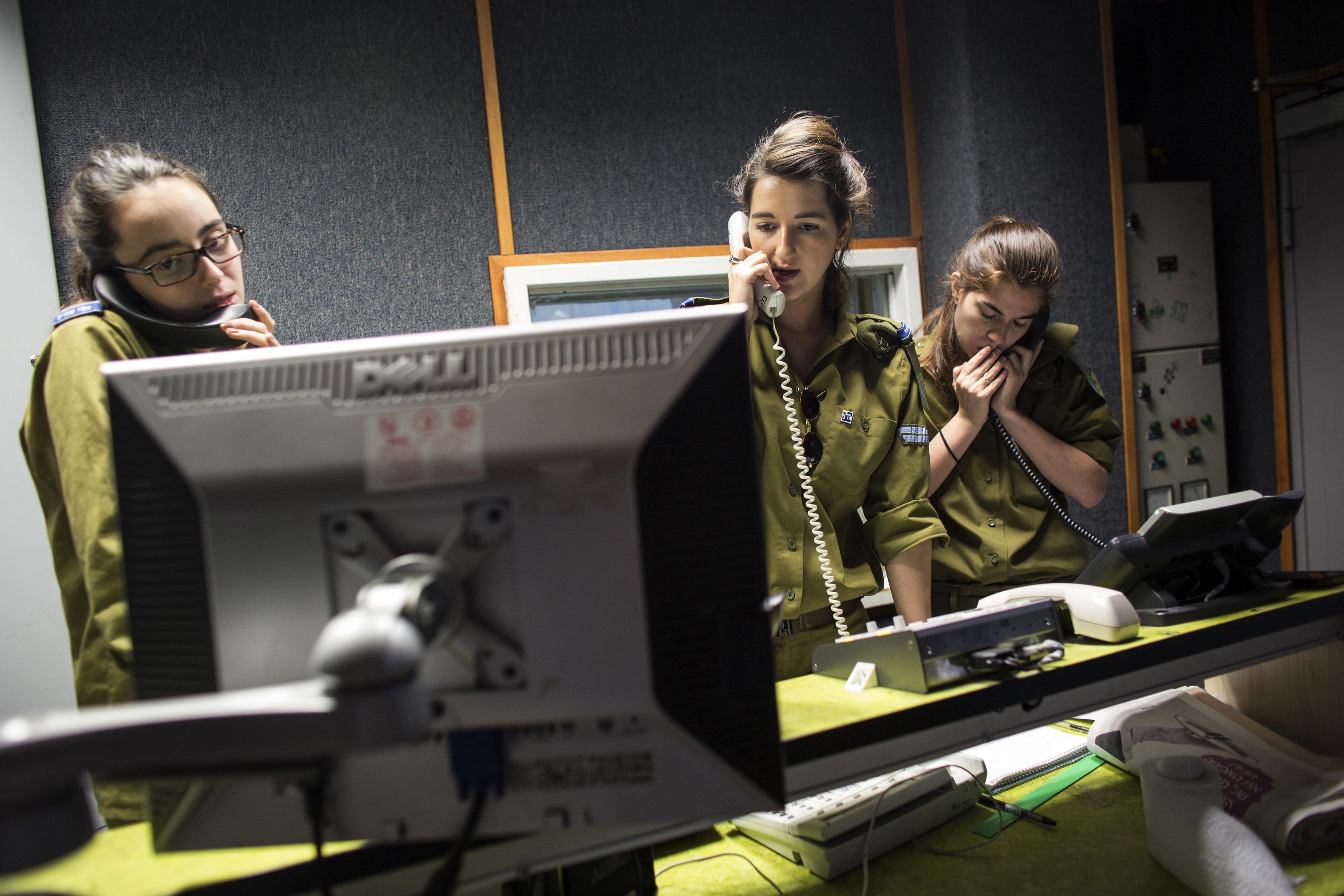 Γυναίκες στο στρατό; Πληθαίνουν οι χώρες που κάνουν υποχρεωτική τη θητεία τους