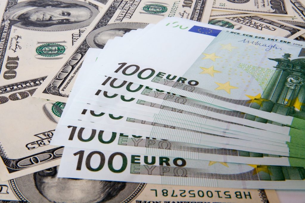 Δασμοί Τραμπ: Πτώση του δολαρίου – άνοδος του ευρώ