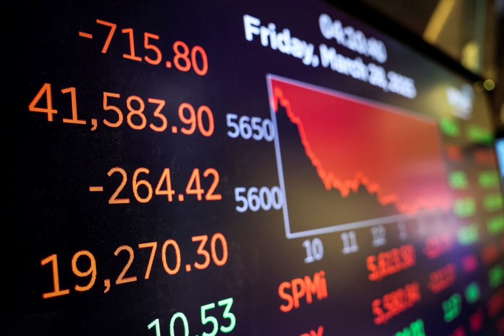 Wall Street: Στο κόκκινο οι δείκτες μετά την απάντηση της Κίνας στους δασμούς Τραμπ