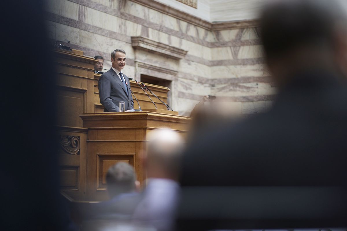Υποσχέθηκε (κι άλλον) ανασχηματισμό μήπως και πέσουν οι τόνοι