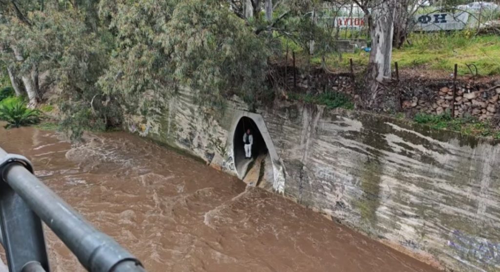 Απεγκλωβίστηκαν οι γάλλοι τουρίστες από το ρέμα Προμπονά στα Πατήσια