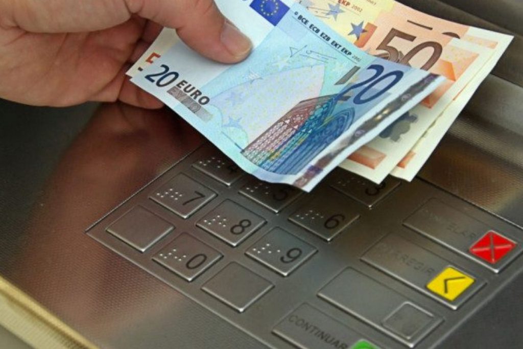 Επιδόματα ΟΠΕΚΑ: Πότε μπαίνουν στους λογαριασμούς των δικαιούχων