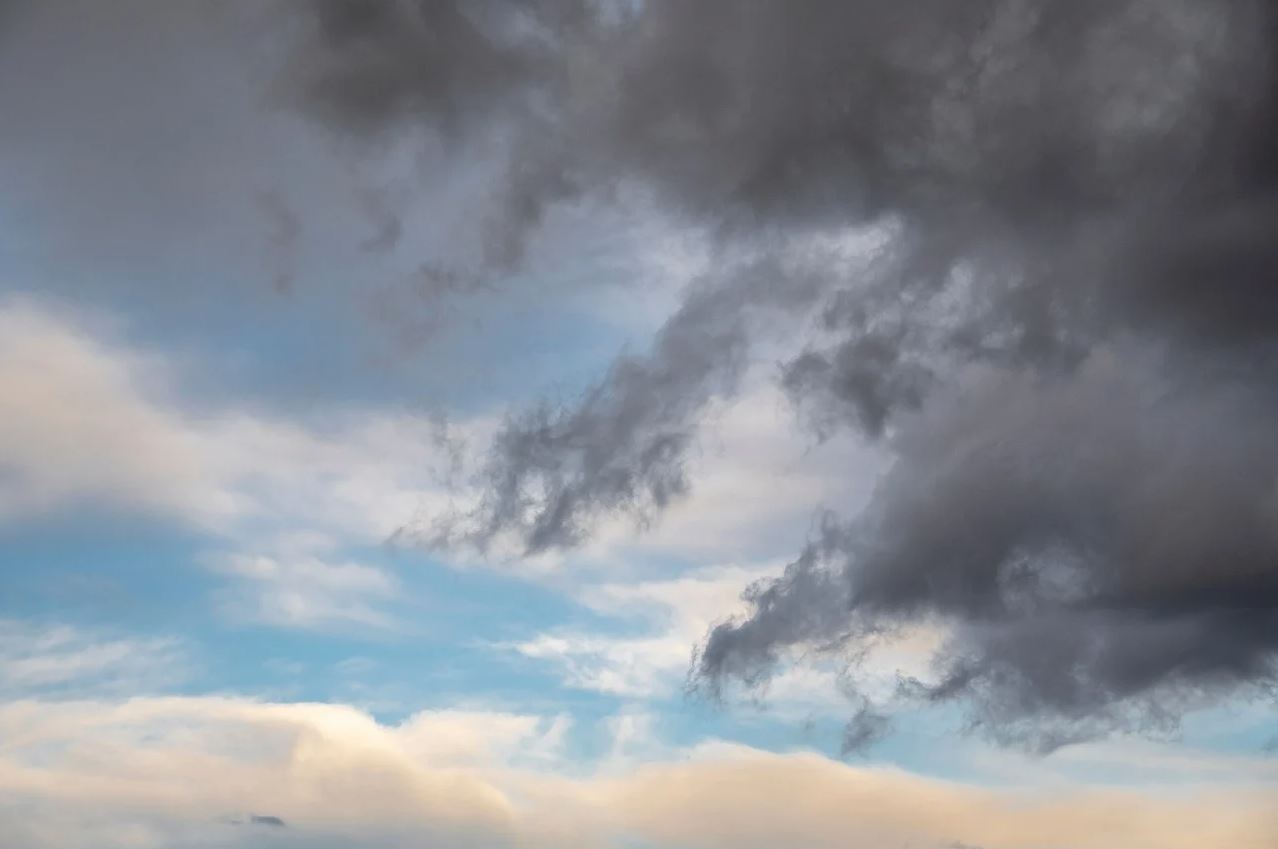 Καιρός: Σφοδρές βροχές και καταιγίδες, πτώση θερμοκρασίας – Πού «χτυπά» η κακοκαιρία