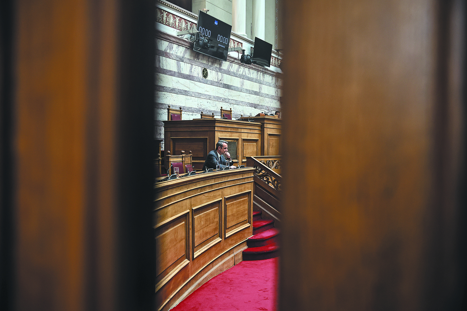Ο άλλοτε κυρίαρχος Μητσοτάκης, η φθορά της ΝΔ, και ο υπόγειος πόλεμος των δελφίνων