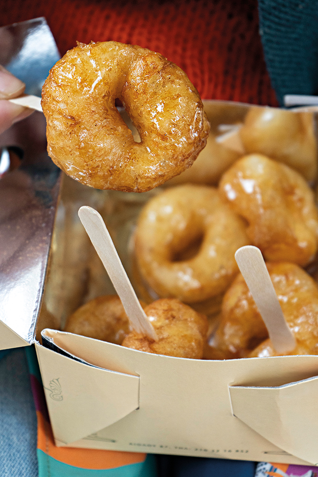 Χρυσαφένιοι λουκουμάδες με μπόλικο μέλι, μέσα σε ένα κουτί με δυο πιρουνάκια