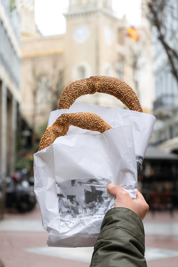Δυο κουλούρια Θεσσαλονίκης (σιμήτια) με σουσάμι. Είναι τραγανά και ξεροψημένα.