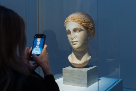 Οι «Κυκλαδίτισσες» εγκαινιάζουν το ανακαινισμένο Αρχαιολογικό Μουσείο Θήρας