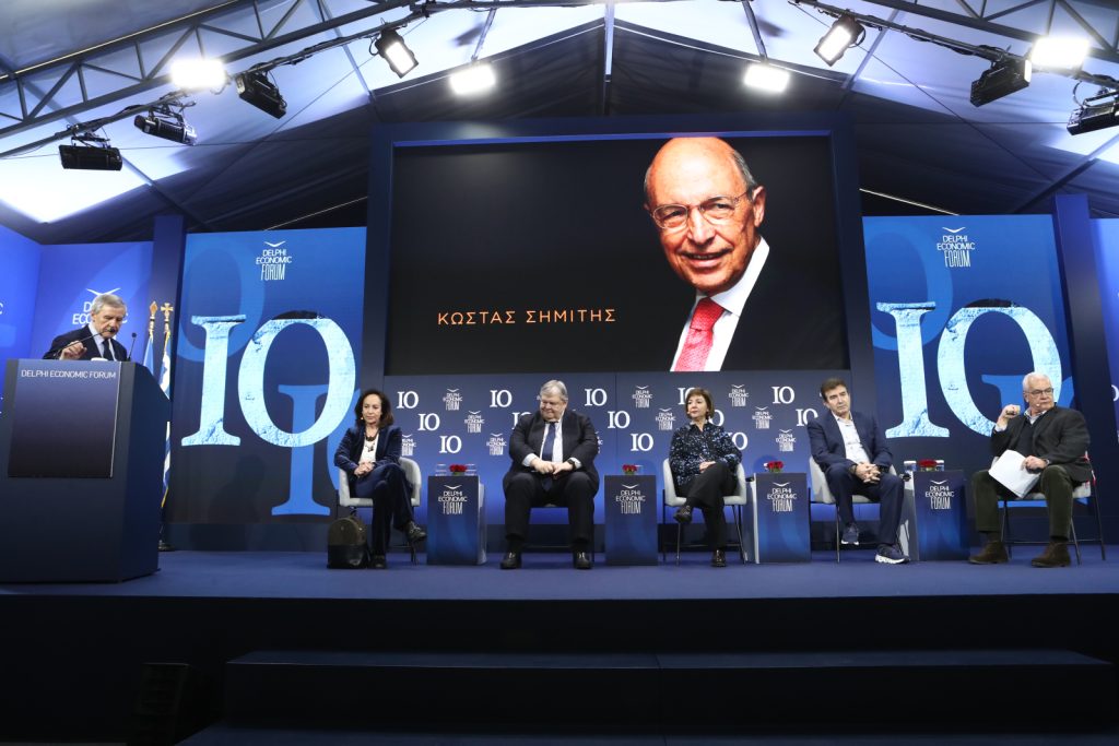 Delphi Economic Forum X: Τίμησαν τη μνήμη του Κώστα Σημίτη – Τι είπε η κόρη του Μαριλένα