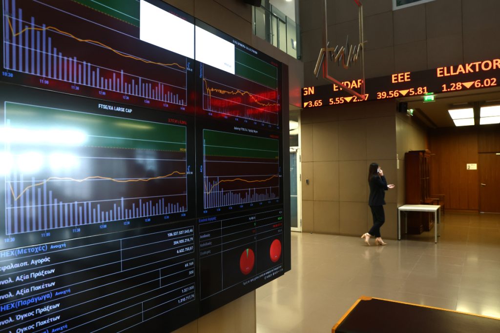 Στο κόκκινο το Χρηματιστήριο Αθηνών: Διπλό χτύπημα από δασμούς Τραμπ και FTSE Russell