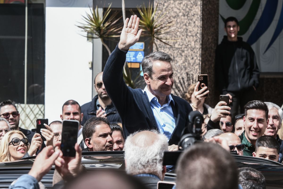 Περιοδείες με… «ξόρκια» στην εκλογολογία