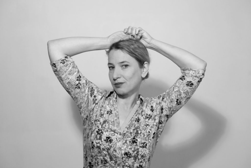 Η Νικολίτσα Ντρίζη είναι η ανώνυμη κούριερ που ακούει την ιστορία σου