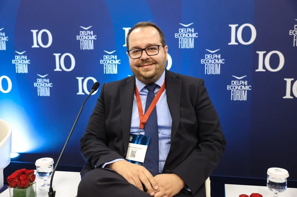 Delphi Forum – Στυλιανός Σακαρέτσιος: «Στο τέλος του 2025 το Ενιαίο Μητρώο Ακινήτων»